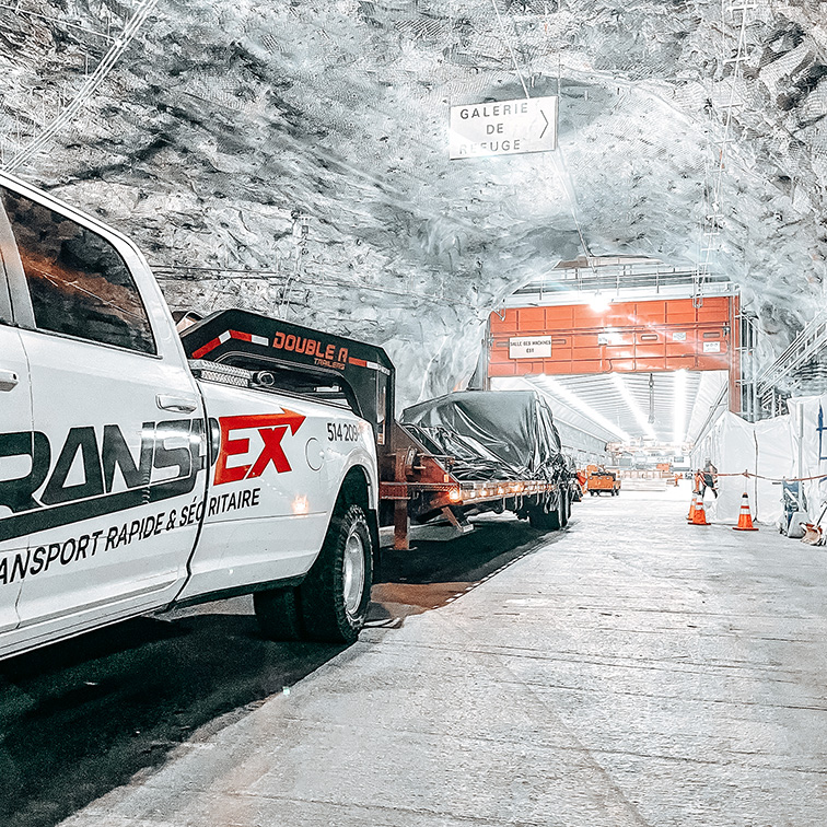 Transport remorque flatbed dans une mine